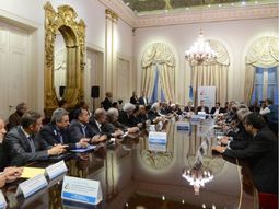 el gobierno acordo elevar el salario minimo a 8.060 pesos en enero el gobierno acordo elevar el salario minimo a 8.060 pesos en enero