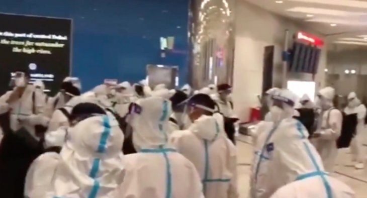 Así llegó el seleccionado de fútbol chino a Dubai: ¿exageran?