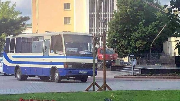 Tensión en Ucrania: un hombre con explosivos secuestró un micro con 20 pasajeros