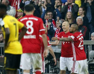 El abrazo del holandés con el chileno Arturo Vidal