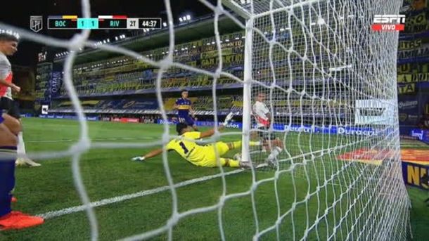 Milagro en la Bombonera: Boca se salvó de la derrota en una jugada insólita