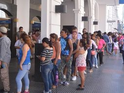 IFE: más de la mitad de los que cobran el bono de $10.000 tienen entre 18 y 24 años