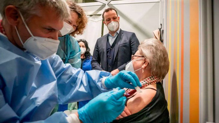 Un estudio británico afirma que la protección de las vacunas disminuye a los seis meses