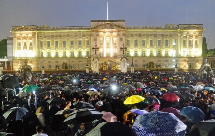 Multitudinaria vigilia en el Palacio de Buckingham tras la muerte de la Reina