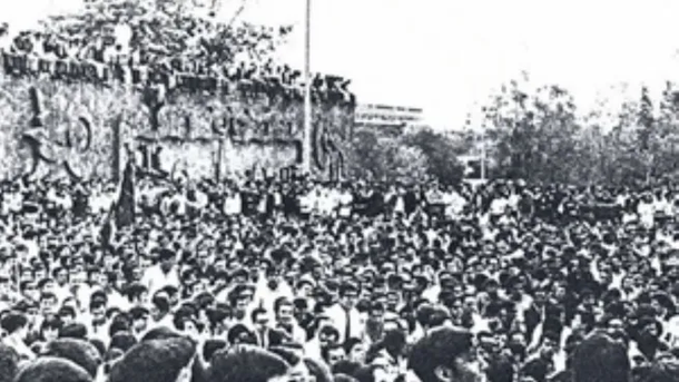 Una manifestación estudiantil reúne en 1968 a ochenta mil personas que protestan por la autonomía universitaria.