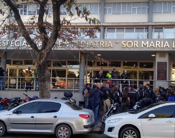 Una policía amamantó a un bebé internado en un hospital de La Plata y la foto se viralizó