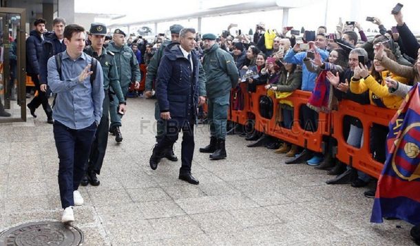 El plantel de Barcelona tuvo un vuelo movido por culpa de sus hinchas