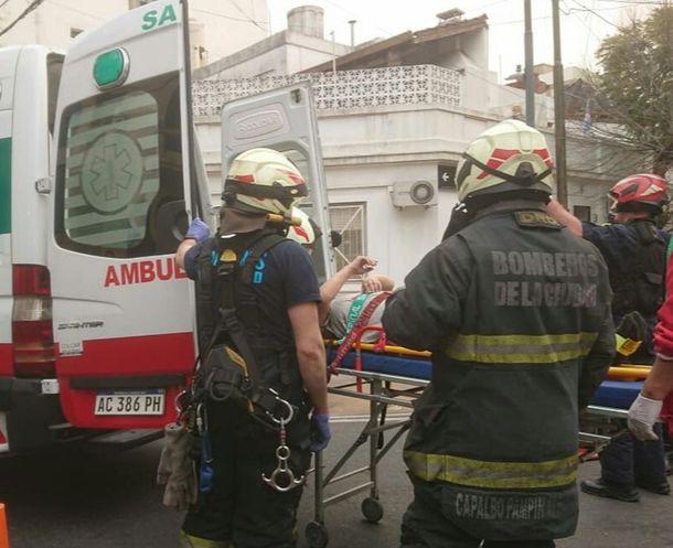 Mujer cayó de un sexto piso y fue rescatada con vida por los bomberos