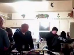 mira como unos policias detuvieron y golpearon a una mujer embarazada mira como unos policias detuvieron y golpearon a una mujer embarazada