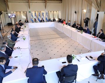 Mart&iacute;n Guzm&aacute;n, Cristina Kirchner, Alberto Fern&aacute;ndez, Horacio Rodr&iacute;guez Larreta y Sergio Massa en la cabecera de la mesa: el Gobierno present&oacute; su plan para renegociar la deuda externa con bonistas
