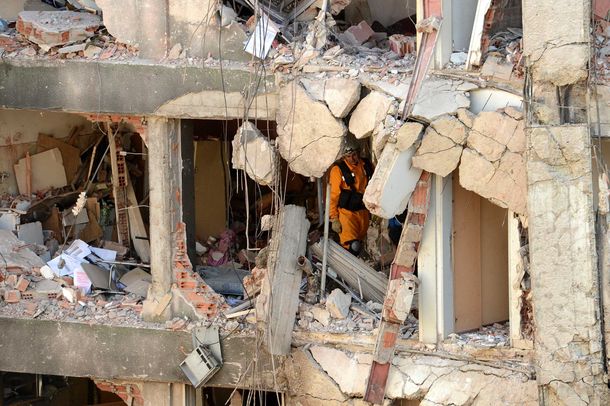 Rosario: habrían hallado un cuerpo entre los escombros