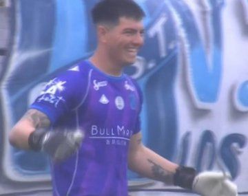 San Telmo: el arquero Joaquín Enrico sorprendió con un gol histórico de volea ante Gimnasia de Jujuy