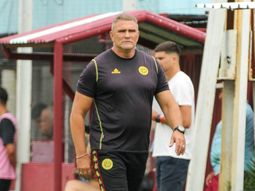 El DT de Flandria sufrió un pico de presión en pleno partido y renunció