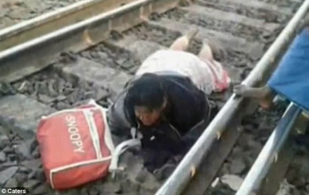 VIDEO: se cayó en las vías, un tren la pasó por arriba y sobrevivió