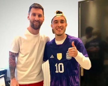 Acampó diez horas en la puerta de la casa de Messi y la Pulga lo invitó a entrar