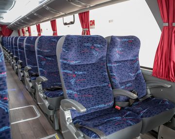 Quiso reclinar el asiento de un micro y perdió parte del dedo: recibirá una indemnización millonaria