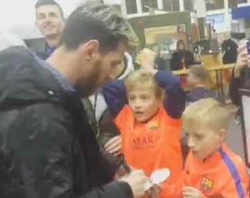 El chico no puede creer estar al lado del astro argentino