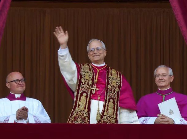 Así fue la salida del papa León XIV al balcón del Vaticano