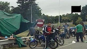 empleados de cresta roja mantienen el acampe en la autopista riccheri empleados de cresta roja mantienen el acampe en la autopista riccheri