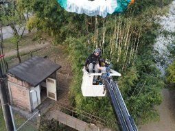 Un parapente quedó atrapado en cables de alta tensión y debió ser rescatado
