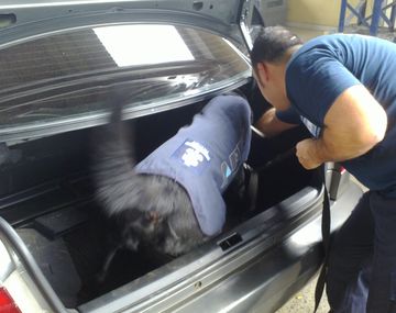 Bruno revisando el vehículo en Formosa.