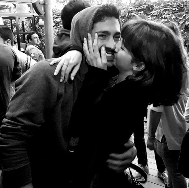 Úrsula Corberó publicó una foto del Chino Darín bañándose