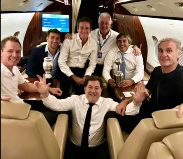 Después de no saludar a Riquelme, Oscar Ruggeri viajó junto a los dirigentes de River