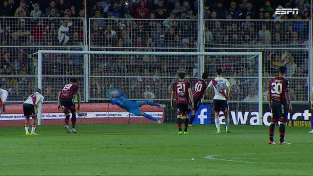 Franco Armani atajó un polémico penal que cobraron a favor de Patronato