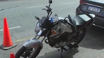 fuerte choque en almagro: un motociclista fue embestido por un auto y se golpeo la cabeza contra el cordon de la vereda fuerte choque en almagro: un motociclista fue embestido por un auto y se golpeo la cabeza contra el cordon de la vereda