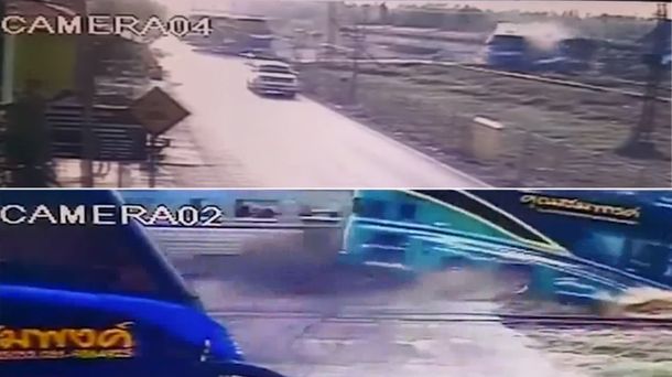 VIDEO: un tren embistió a un micro y murieron tres personas