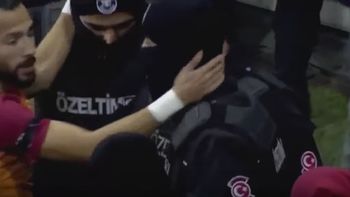 Festejó un gol con policías tras el atentado en Turquía Festejó un gol con policías tras el atentado en Turquía