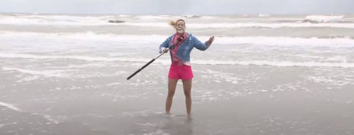 La valiente periodista de C5N que se metió al mar en el peor día del verano