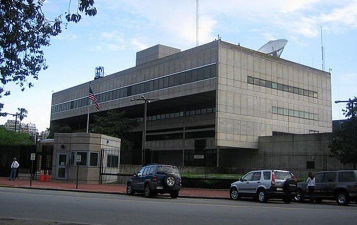 El insólito motivo por el que montaron un operativo policial frente a la Embajada de EEUU