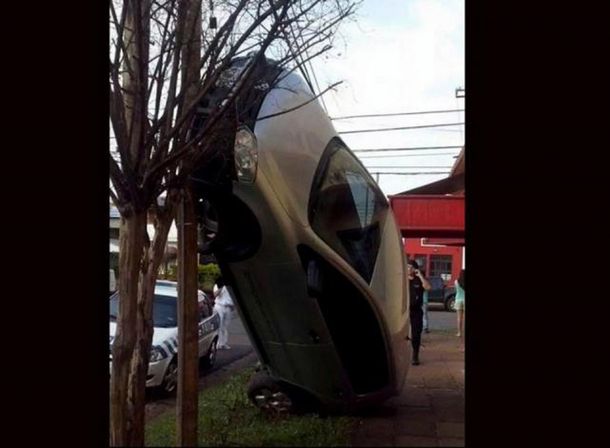 Mal cálculo: dejó su auto colgado y huyó por vergüenza