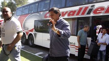 apedrearon el micro de river al llegar al estadio en mendoza apedrearon el micro de river al llegar al estadio en mendoza