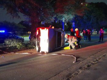 Así fue el choque en Costanera en el que una camioneta terminó volcada