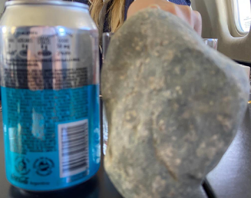 Muestran las piedras que arrojaron contra la combi presidencial