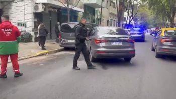 Un auto terminó incrustado dentro de la estructura de un ex banco, en la intersección de las avenidas Scalabrini Ortiz y Santa Fe. Un auto terminó incrustado dentro de la estructura de un ex banco, en la intersección de las avenidas Scalabrini Ortiz y Santa Fe.