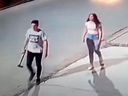 Quiso impedir un caso de violencia de género y fue atacado con un hacha: lo grabaron las cámaras