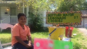 un nino vende limonada y galletas para pagar su adopcion un nino vende limonada y galletas para pagar su adopcion