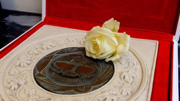 el destino que le dara cristina a la rosa que le regalo el papa el destino que le dara cristina a la rosa que le regalo el papa