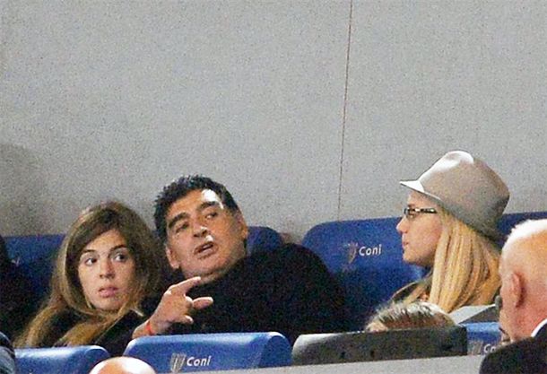 Maradona fue a ver al Nápoli, que cayó con la Roma