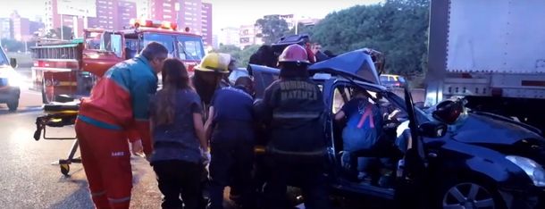 Un hombre fue rescatado por los bomberos del auto