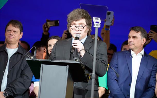 Javier Milei brindando su apoyo al candidato Flávio Bolsonaro.