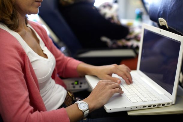 Prohíben el ingreso de dispositivos tecnológicos a vuelos de algunos países