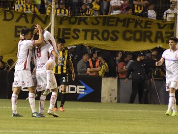 El festejo de Huracán y la desazón de Olimpo en un duelo de seis puntos en Bahía Blanca
