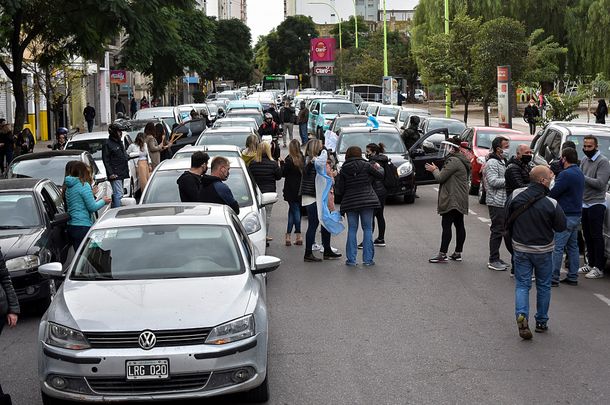 Bah&iacute;a Blanca: comerciantes protestan en el centro mientras adolescentes rompen el aislamiento social para jugar al f&uacute;tbol