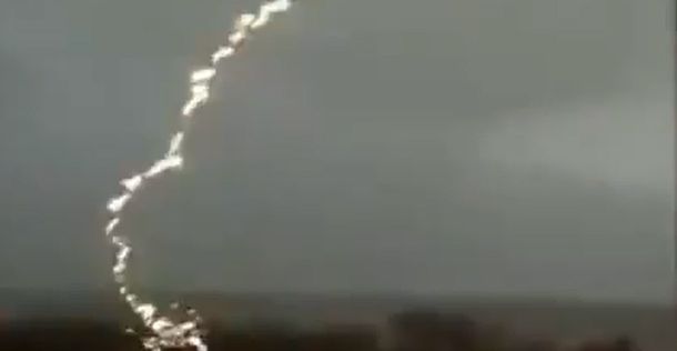 VIDEO: Un impresionante relámpago que cayó al lado de un camarógrafo