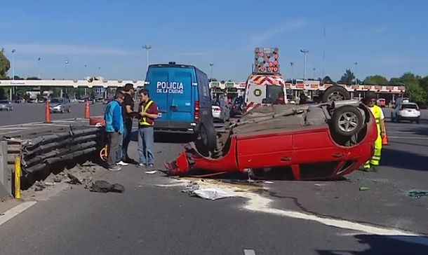 Choque y vuelco en la Autopista Perito Moreno: un gendarme muerto y otro herido