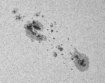 Descubren una mancha solar doce veces más grande que la Tierra